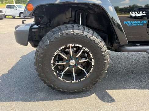 Used 2007 Jeep Wrangler Unlimited Sahara w/ Dual Top Group AWD/4WD image 9