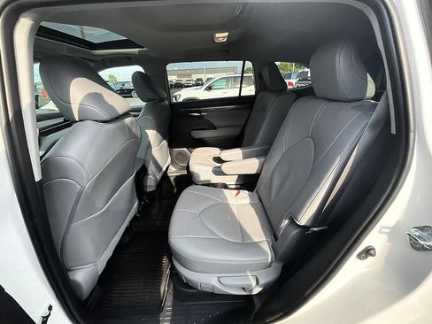 Used 2026 Toyota Highlander Limited AWD/4WD image 32