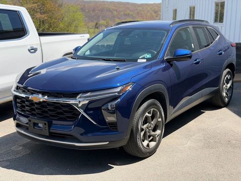 Used 2024 Chevrolet Trax LT w/ Sunroof Package FWD image 1