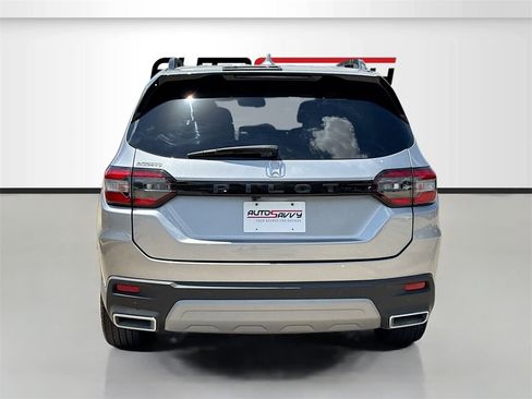 Used 2023 Honda Pilot Touring image 6