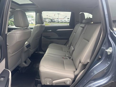 Used 2019 Toyota Highlander XLE AWD/4WD image 40