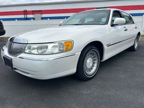 Used 2002 Lincoln Town Car Executive RWD image 7