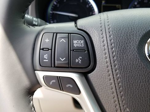 Used 2019 Toyota Highlander XLE FWD image 20