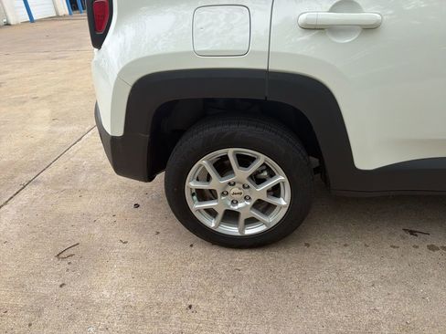 Used 2022 Jeep Renegade Latitude AWD/4WD image 12