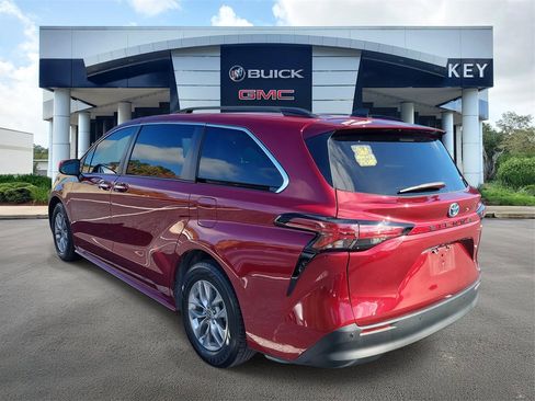 Used 2022 Toyota Sienna XLE image 4