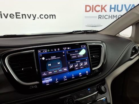 Used 2023 Chrysler Pacifica Touring-L AWD/4WD image 22