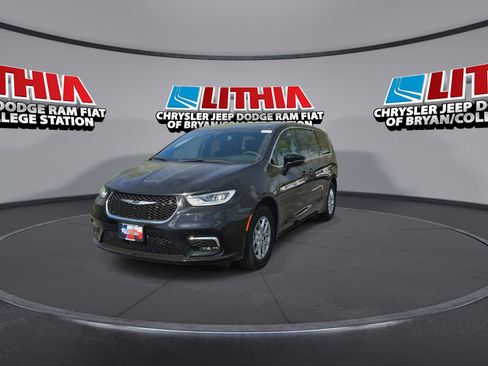New 2026 Chrysler Pacifica Select image 3
