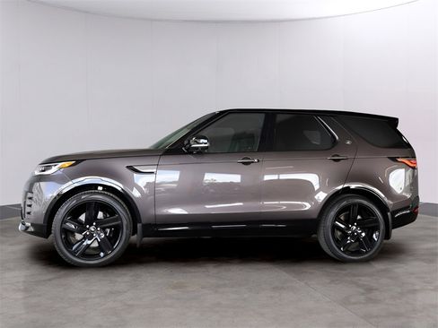 Used 2025 Land Rover Discovery Metropolitan Edition image 8