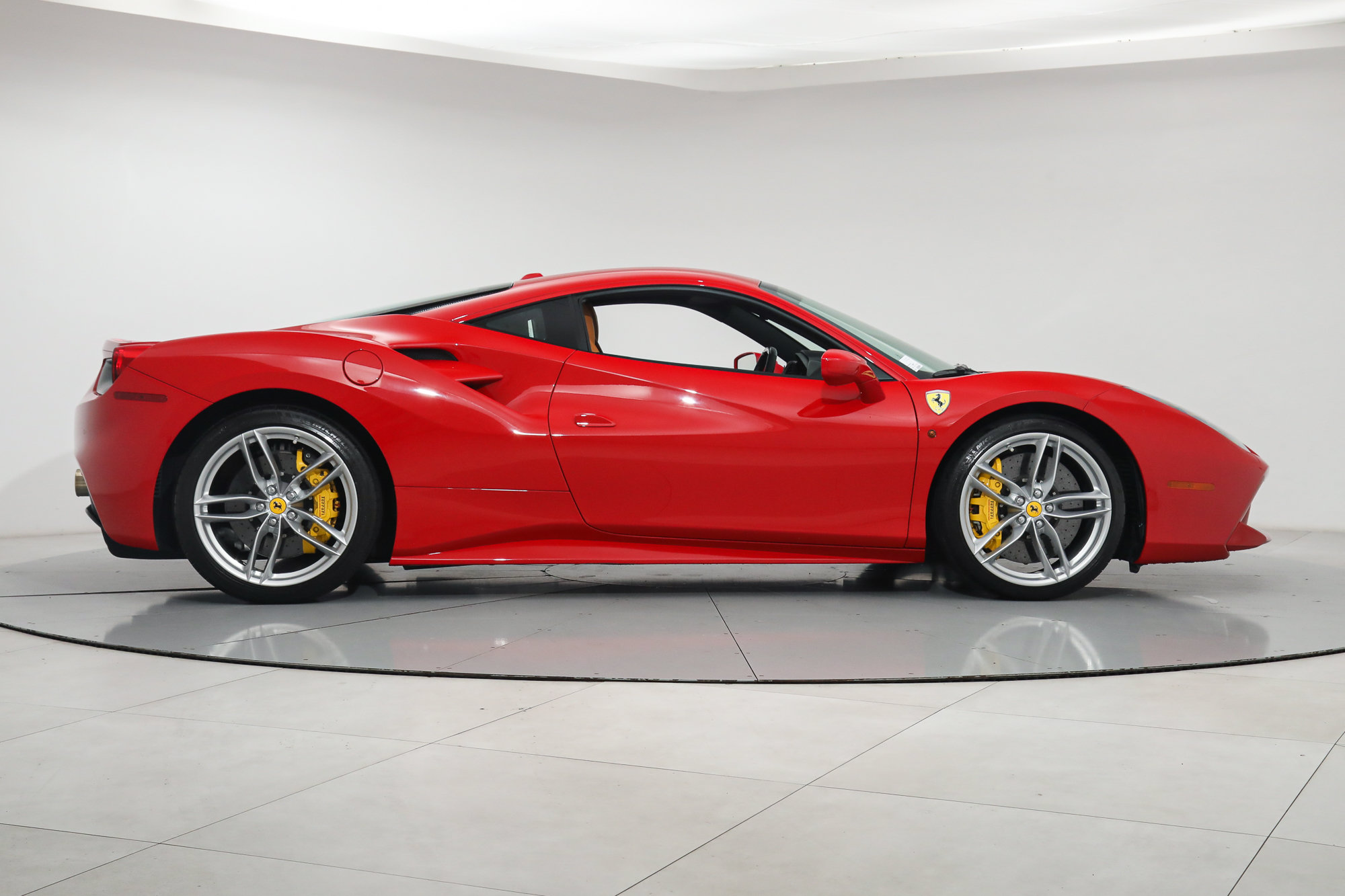 Used 2018 Ferrari 488 GTB RWD image 10