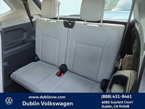 Used 2018 Volkswagen Tiguan SE w/ Panoramic Sunroof Package image 12