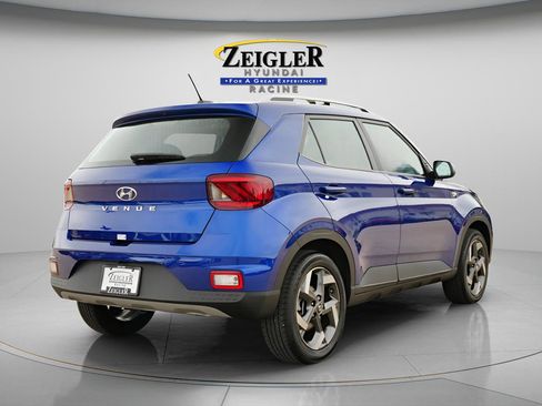Certified 2025 Hyundai Venue SEL FWD image 8