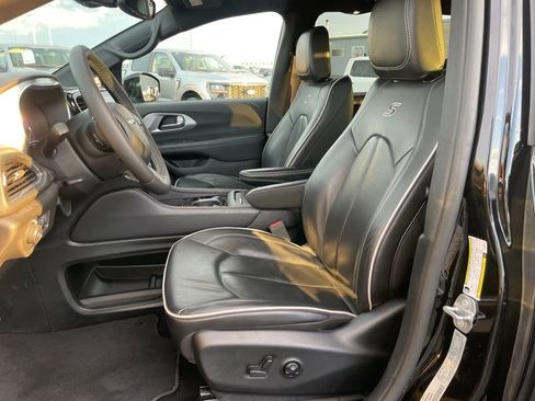 Used 2025 Chrysler Pacifica Limited FWD image 7