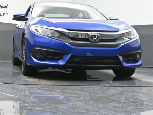 Used 2018 Honda Civic EX-T image 3