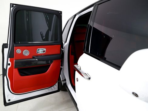 Used 2021 Rolls-Royce Cullinan Black Badge image 29