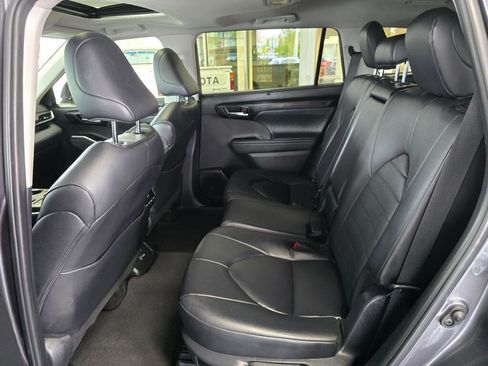 Used 2024 Toyota Highlander XLE AWD/4WD image 39