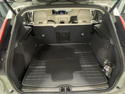 Certified 2024 Volvo XC40 B5 Ultimate w/ Protection Package Premier image 9