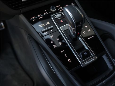 Certified 2022 Porsche Cayenne Turbo image 23