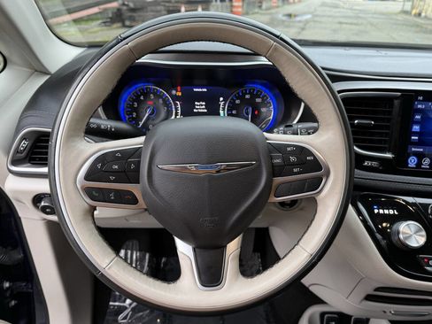 Used 2017 Chrysler Pacifica Limited w/ Tire & Wheel Group image 44