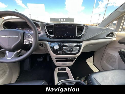 Used 2024 Chrysler Pacifica Limited FWD image 9