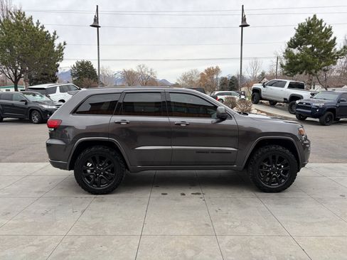 Used 2017 Jeep Grand Cherokee Altitude image 3