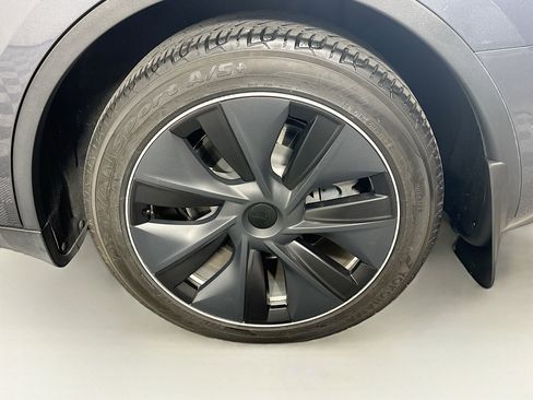 Used 2021 Tesla Model Y Long Range image 11