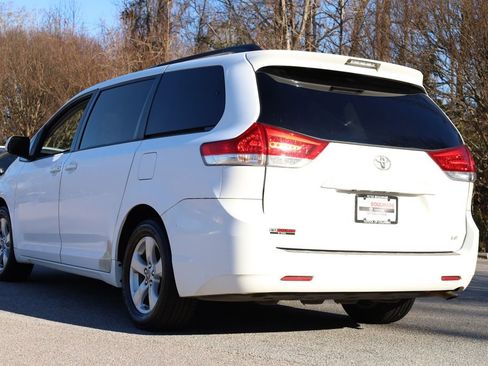 Used 2011 Toyota Sienna LE image 17