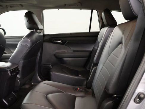 Certified 2025 Toyota Highlander XLE image 30