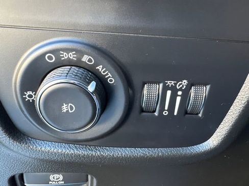 Used 2023 Jeep Grand Cherokee L Limited w/ Luxury Tech Group II image 22