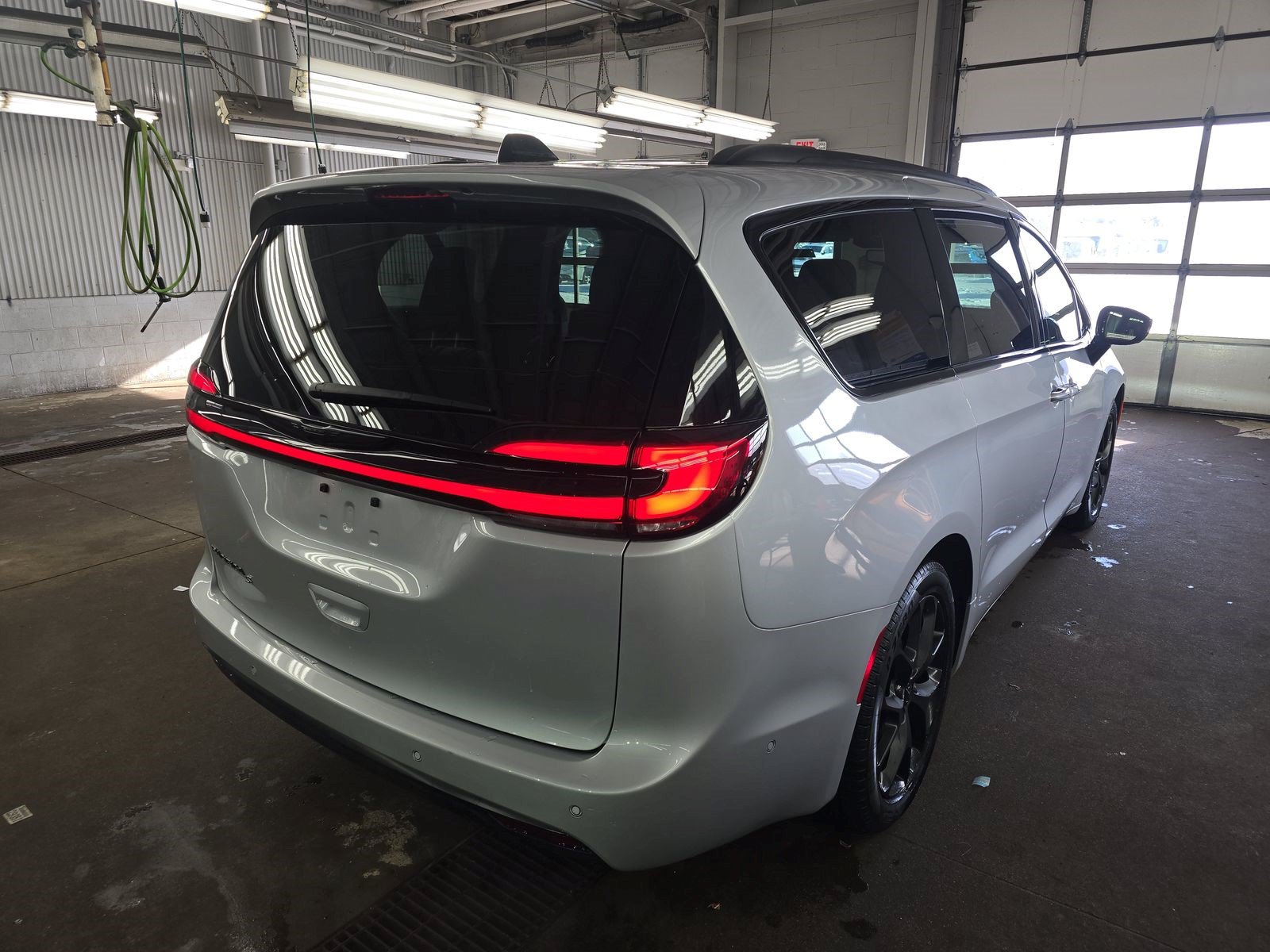 Used 2024 Chrysler Pacifica Touring-L w/ Uconnect Theater Family Group FWD image 4