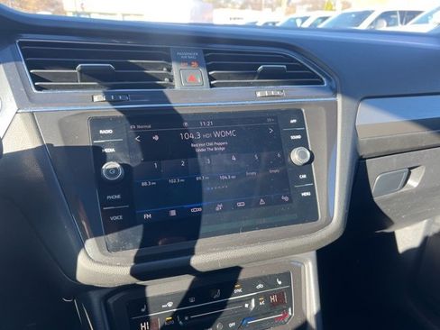 Used 2022 Volkswagen Tiguan SE w/ Panoramic Sunroof Package image 9
