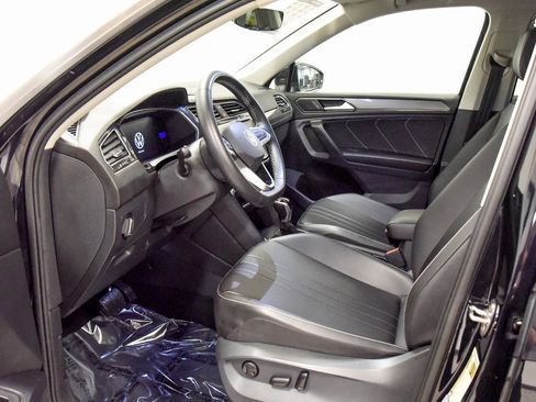 Used 2022 Volkswagen Tiguan SE image 2