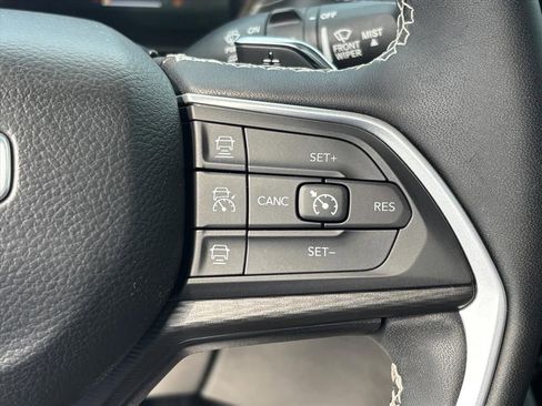Used 2023 Jeep Grand Cherokee Altitude AWD/4WD image 17