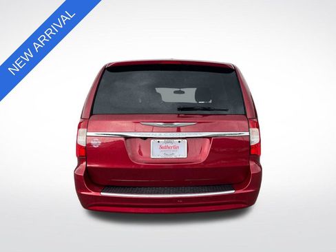 Used 2016 Chrysler Town & Country Touring w/ Driver Convenience Group FWD image 4