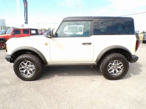 New 2025 Ford Bronco Badlands image 2