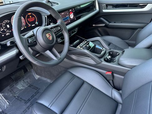 Used 2025 Porsche Cayenne image 4