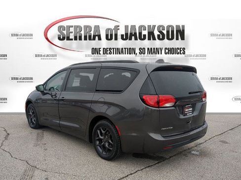 Used 2018 Chrysler Pacifica Touring-L w/ S Appearance Package image 6