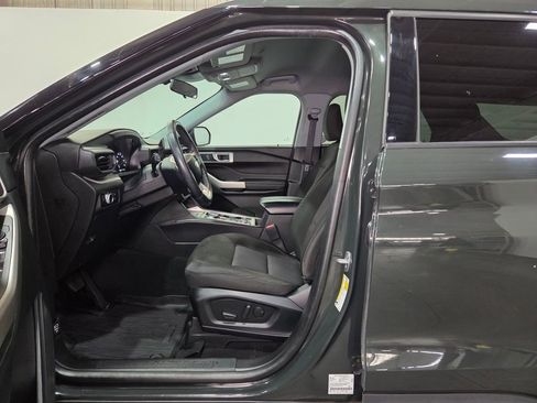 Used 2023 Ford Explorer XLT AWD/4WD image 16