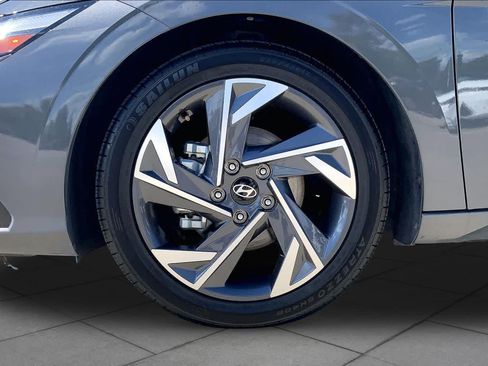 Used 2025 Hyundai Elantra Limited FWD image 11