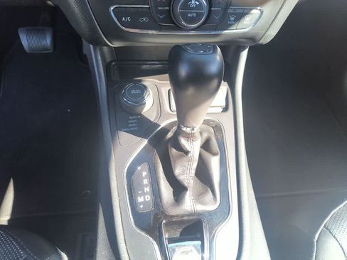 Used 2019 Jeep Cherokee Limited image 19