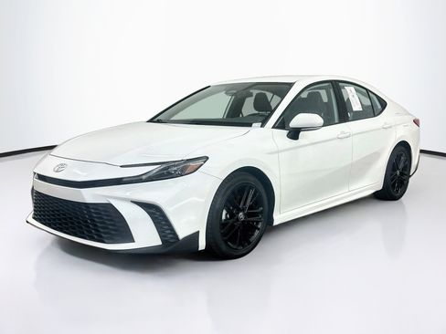 Used 2025 Toyota Camry SE FWD image 3