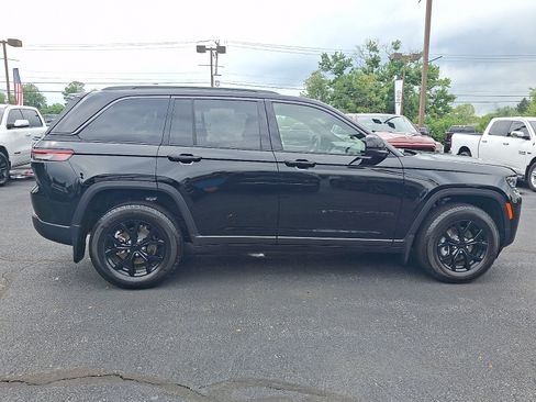 Certified 2026 Jeep Grand Cherokee Altitude AWD/4WD image 7