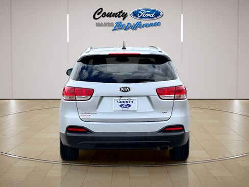 Used 2017 Kia Sorento FWD image 4