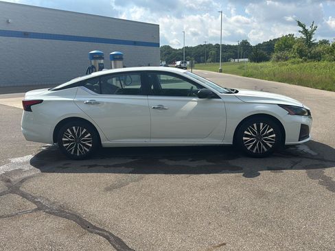 Used 2025 Nissan Altima 2.5 SV FWD image 6