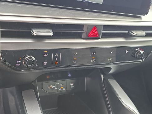 Certified 2025 Kia Sorento LX image 26