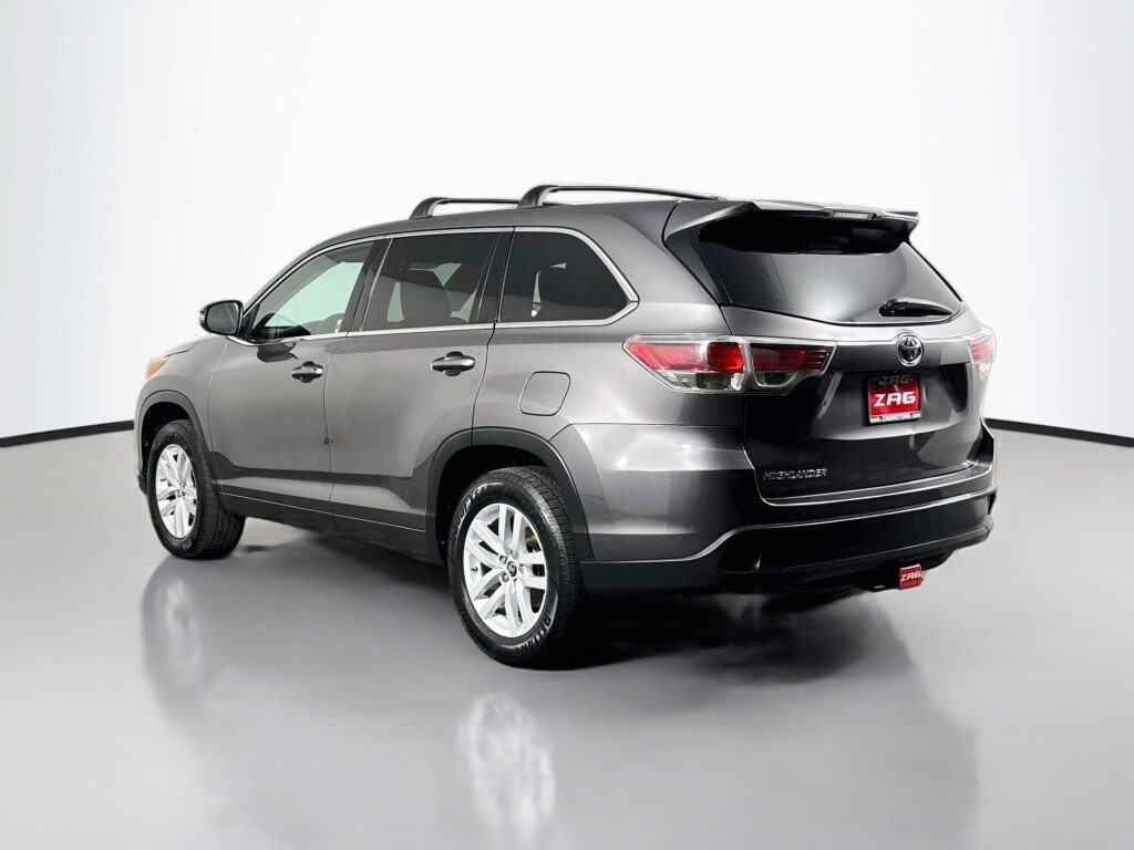 Used 2016 Toyota Highlander LE FWD image 3