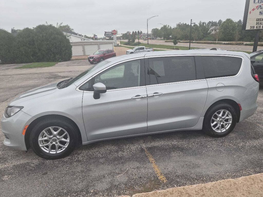 Used 2023 Chrysler Voyager LX FWD image 2