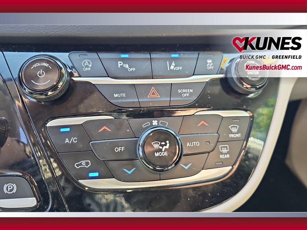 Used 2024 Chrysler Pacifica Touring-L FWD image 19