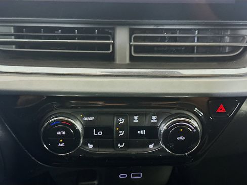 Used 2025 Chevrolet Trax LT w/ LT Convenience Package image 23