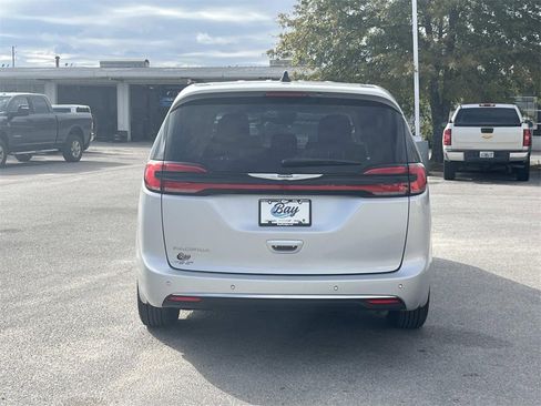 Used 2024 Chrysler Pacifica Touring-L image 4