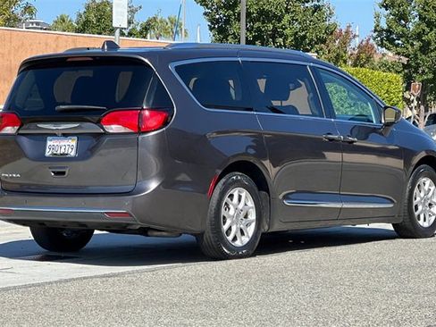 Used 2020 Chrysler Pacifica Touring-L image 4